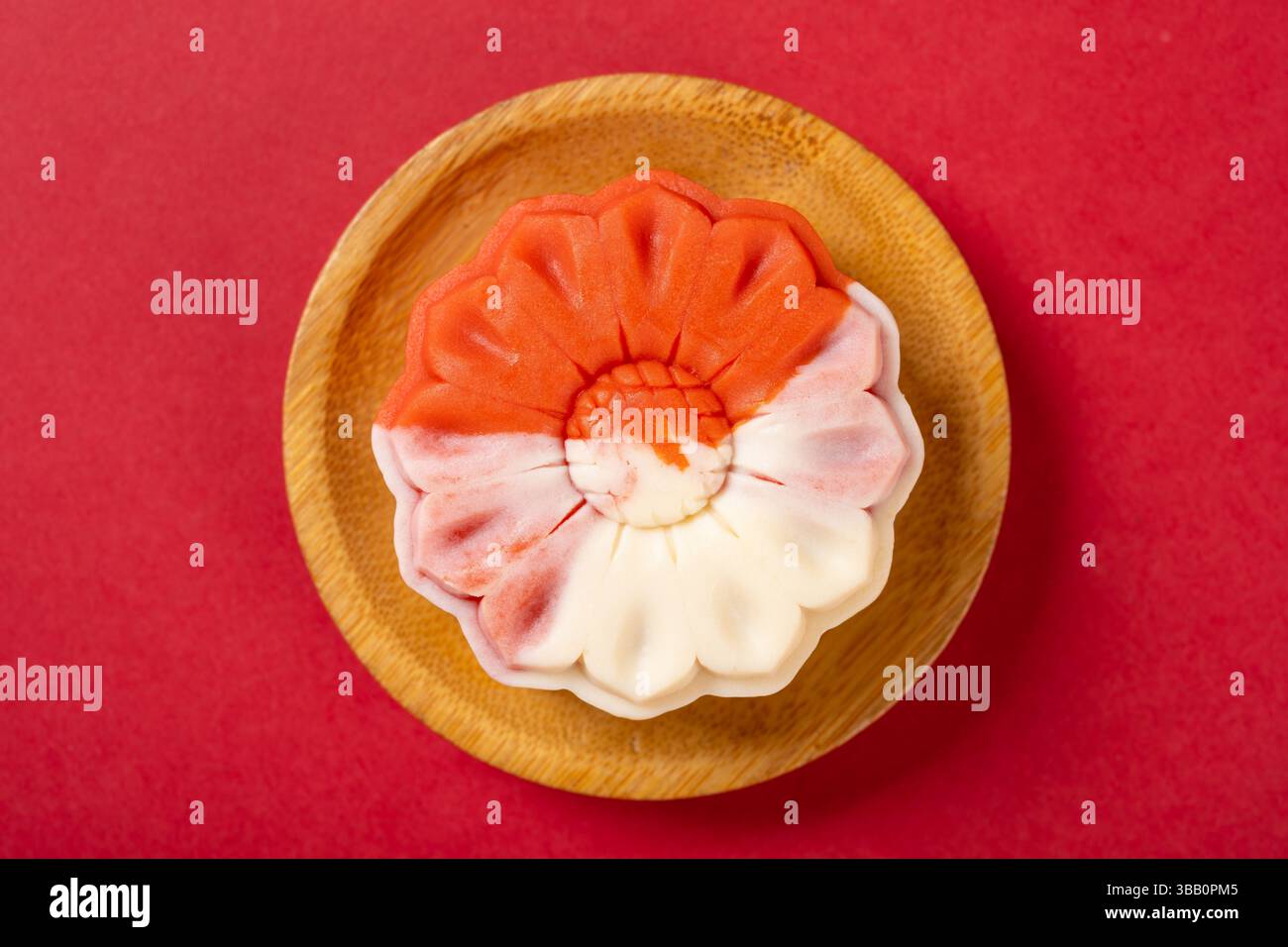 vue de dessus forme de fleur blanc et rouge mooncake sur rouge Banque D'Images