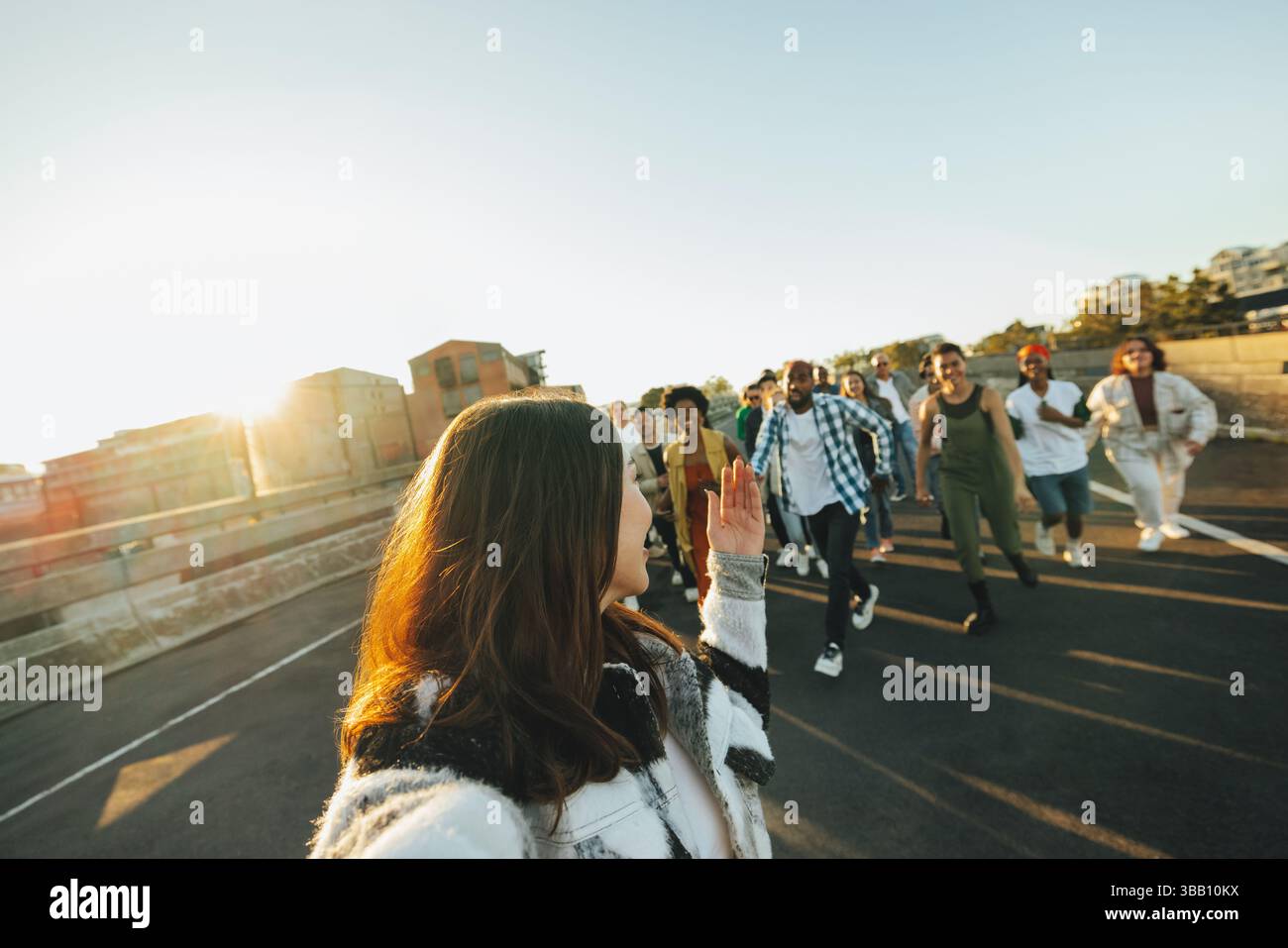 Un groupe de manifestants marchant dans l'unité, montrant la camaraderie et l'énergie positive dans un environnement urbain pittoresque après-midi, symbolisant ensemble Banque D'Images