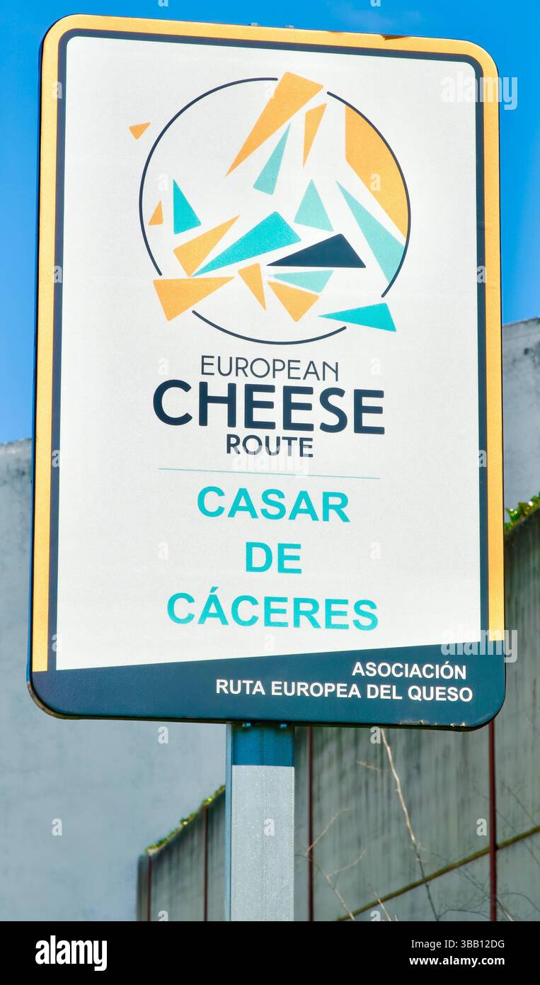 Association European Cheese route panneau routier au bord de la ville célèbre pour les fromages Torta del Casar Casar de Caceres Extremadura Espagne Europe Banque D'Images