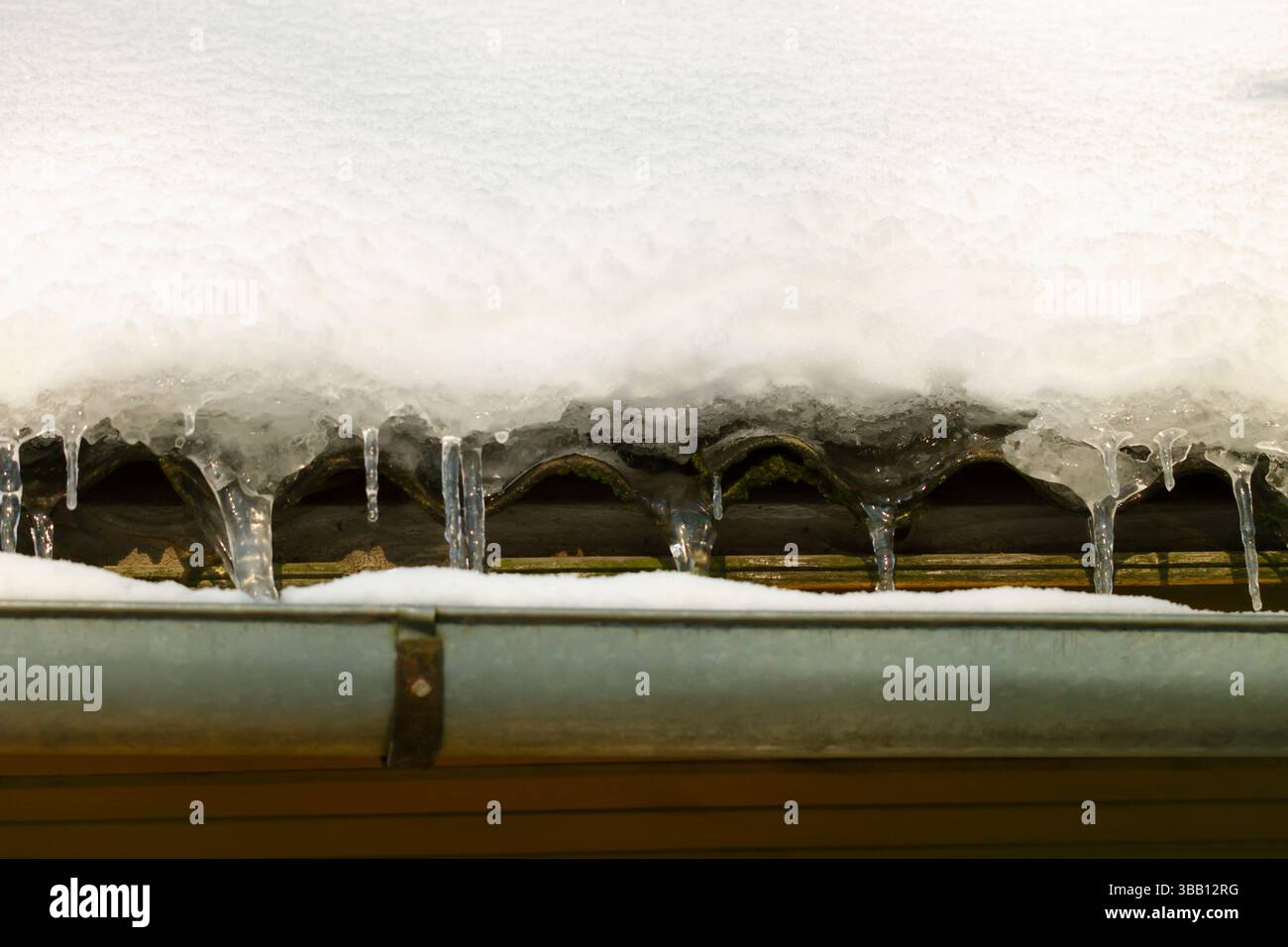 La pluie s'écoule en hiver avec de la neige. Banque D'Images