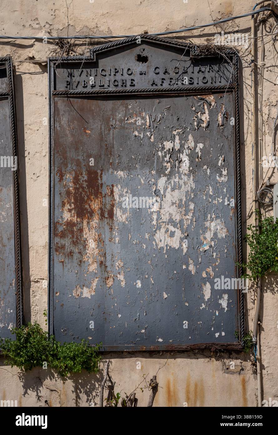 ITALIE, SARDAIGNE - 21 avril : Cagliari est la ville principale et la plus peuplée de Sardaigne. Une vue d'une surface d'affiche vierge le 21 avril 2024 à Cagliari, Sardi Banque D'Images ITALIE, SARDAIGNE - 21 avril : Cagliari est la ville principale et la plus peuplée de Sardaigne. Une vue d'une surface d'affiche vierge le 21 avril 2024 à Cagliari, Sardi Banque D'Images