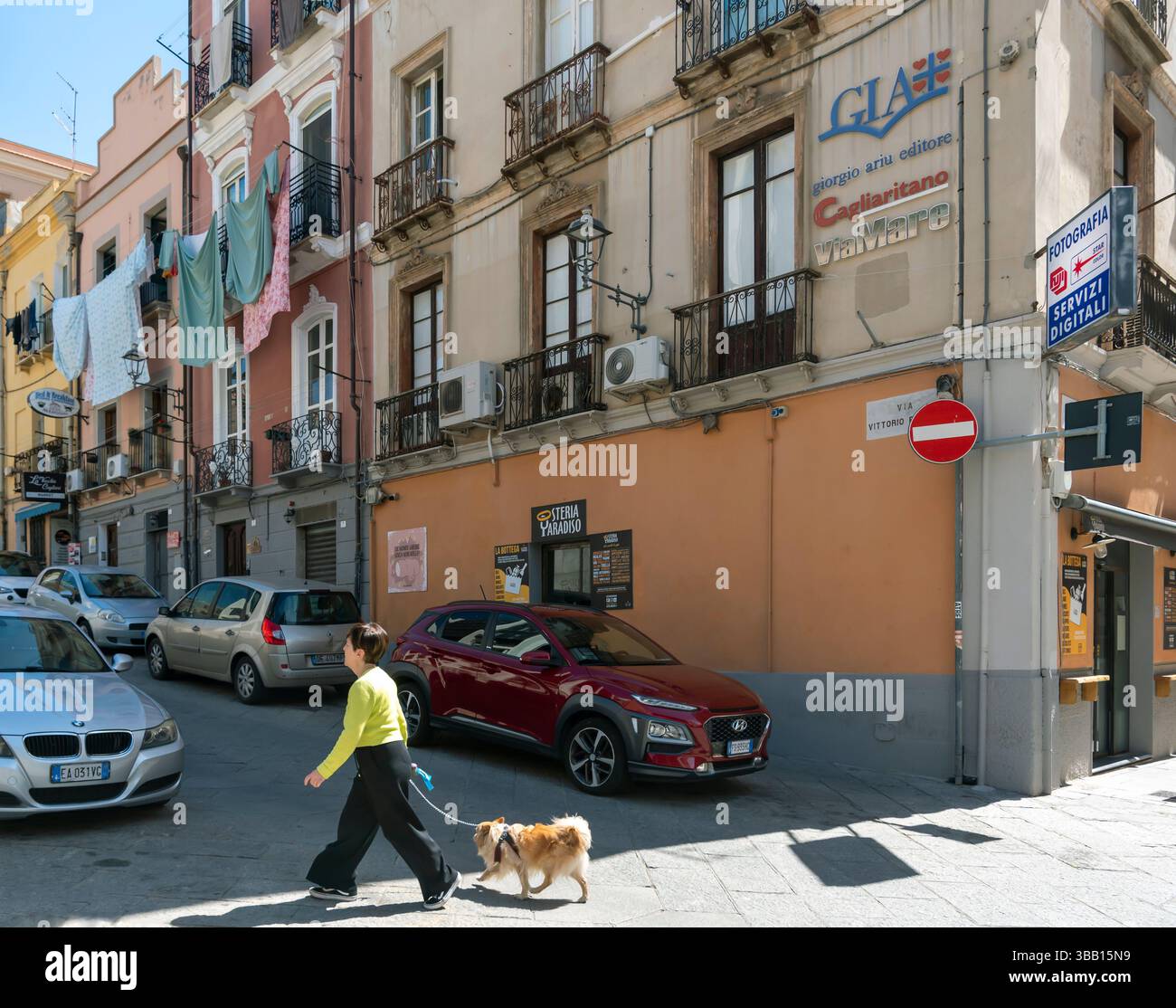 ITALIE, SARDAIGNE - 21 avril : Cagliari est la ville principale et la plus peuplée de Sardaigne. Vue sur la rue étroite le 21 avril 2024, Cagliari, Sardegna, Ital Banque D'Images ITALIE, SARDAIGNE - 21 avril : Cagliari est la ville principale et la plus peuplée de Sardaigne. Vue sur la rue étroite le 21 avril 2024, Cagliari, Sardegna, Ital Banque D'Images