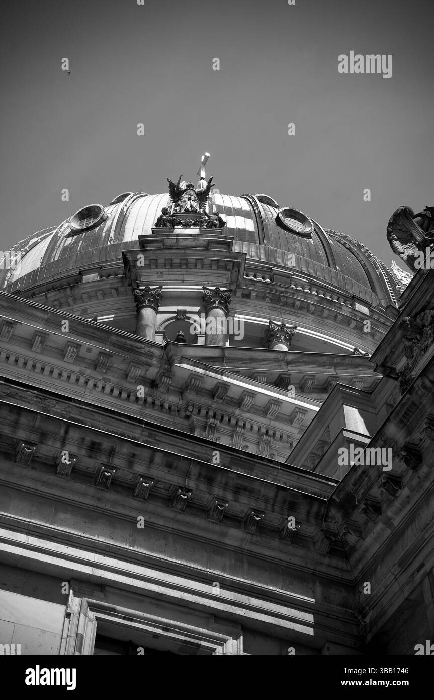 Dôme céleste orné de sculptures et de décorations tours au-dessus, représentant la maîtrise architecturale détaillée à Berlin sous ciel clair. Banque D'Images
