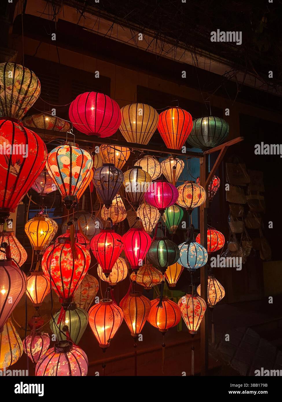 Lanternes traditionnelles colorées exposées la nuit à Hoi an, Vietnam. Une scène de rue dynamique capturant le charme, la culture et l'art de cette ville Banque D'Images