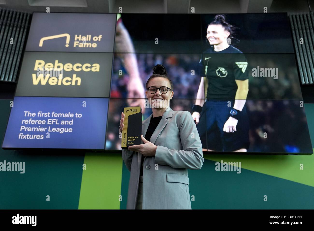 L'ancienne arbitre de football Rebecca Welch pose avec son prix lors de sa cérémonie d'intronisation au Hall of Fame au National Football Museum de Londres. Date de la photo : mardi 12 novembre 2024. Banque D'Images