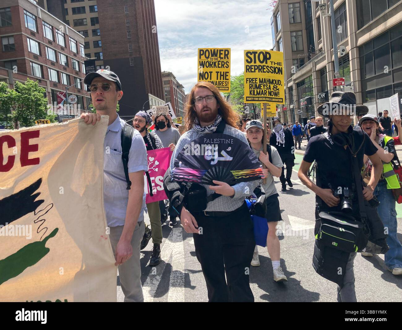 Des activistes marchent sur la sixième Avenue à Chelsea à New York pour protester contre la présidence Trump et d’autres sujets, y compris le conflit israélo-palestinien, le jeudi 1er mai 2025. (© Frances M. Roberts) Banque D'Images