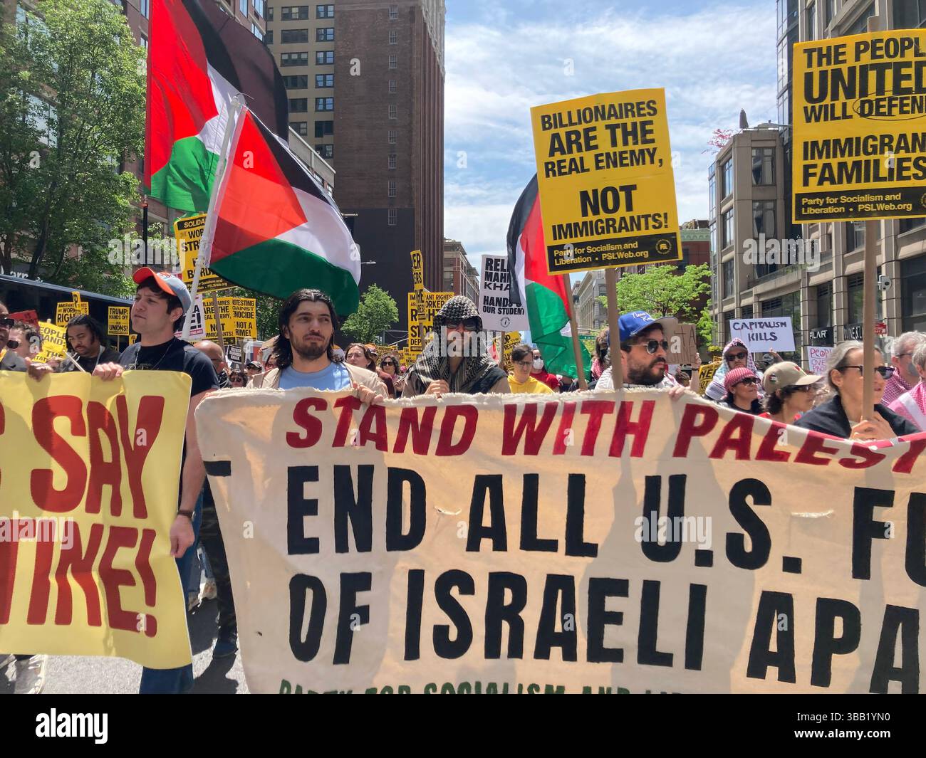 Des activistes marchent sur la sixième Avenue à Chelsea à New York pour protester contre la présidence Trump et d’autres sujets, y compris le conflit israélo-palestinien, le jeudi 1er mai 2025. (© Frances M. Roberts) Banque D'Images