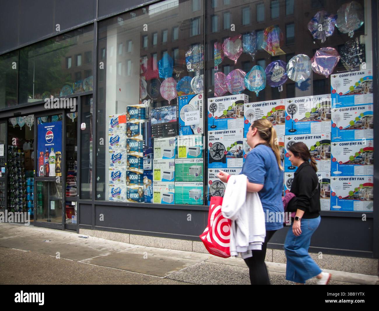 Un magasin discount à Chelsea à New York expose dans sa vitrine le dimanche 4 mai 2025 une série de marchandises importées de Chine et d'autres pays asiatiques soumises à des droits de douane. (© Richard B. Levine) Banque D'Images