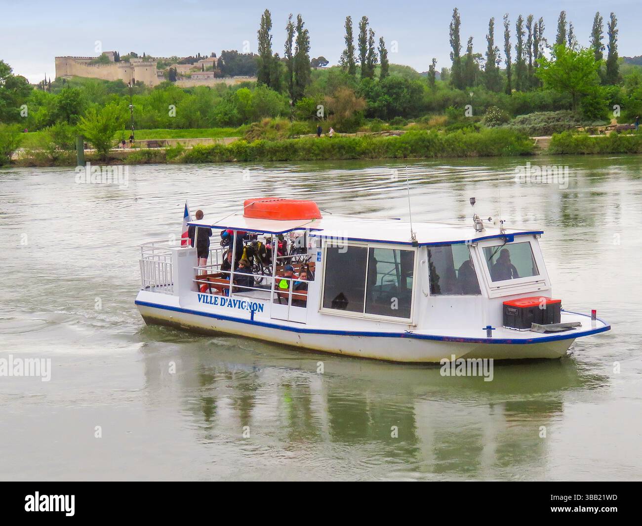 France, Avignon, navette gratuite, la navette fluviale transporte les passagers à travers le Rhône jusqu'à la piste de remorquage de l'île de la Barthelasse. pendant Banque D'Images