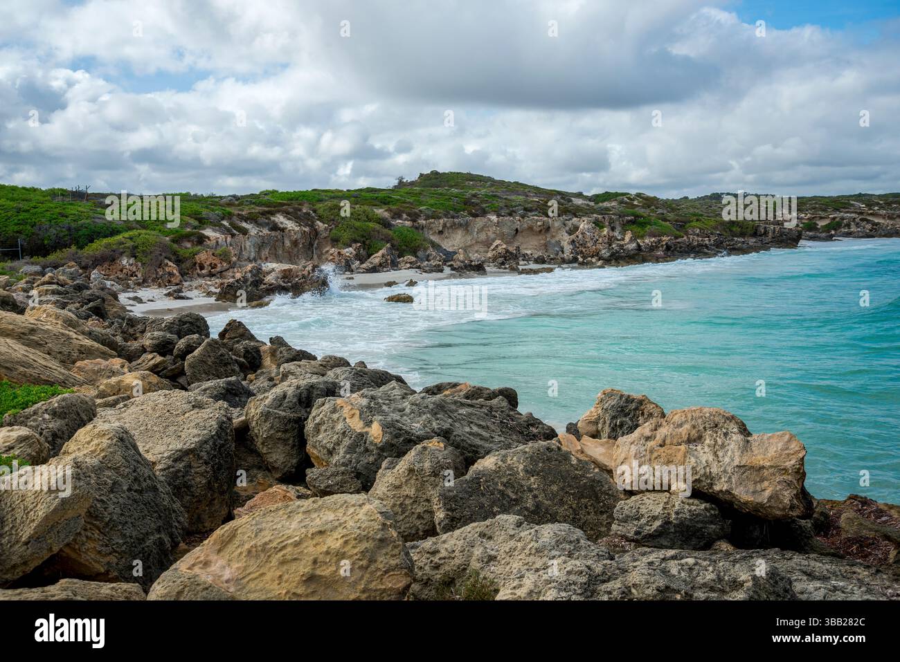 Vagues frappant Rocky Shoreline et Crystal Clear Turquoise Ocean Indian Sea Waters, Perth, Australie, 27 mars 2020 Banque D'Images