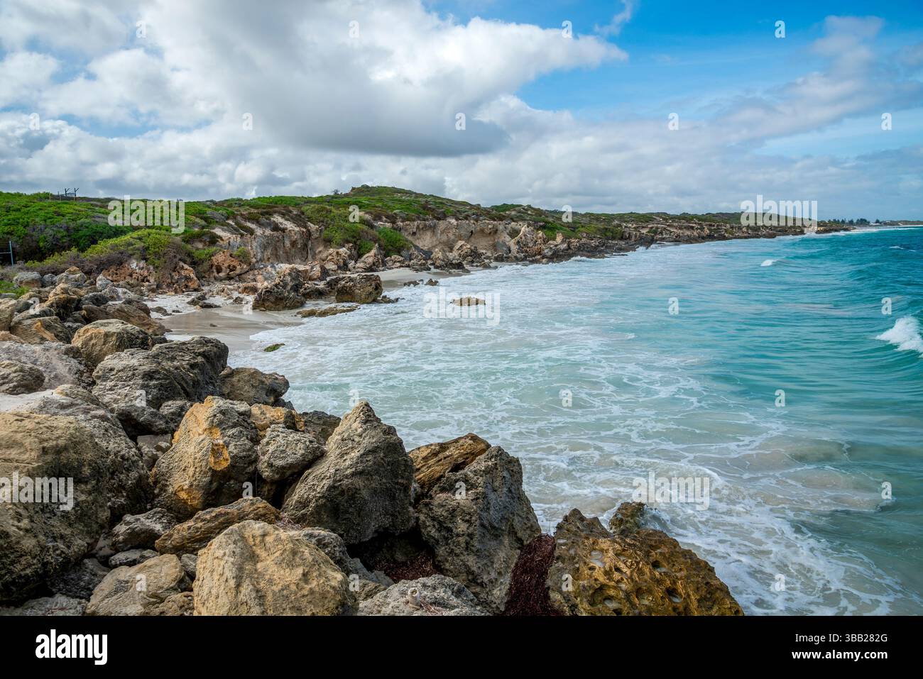 Rocky Shoreline et Crystal Clear Turquoise Sea Under Cloudy Sky à Ocean Reef, Perth, Australie, 27 mars 2020 Banque D'Images