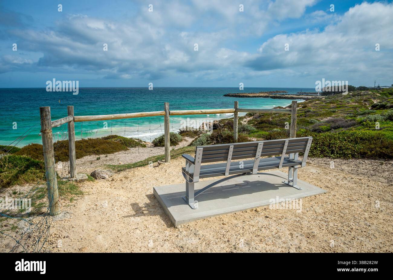 Scenic Coastal View with Bench surplombant Turquoise Water of Indian Ocean Horizon à Ocean Reef, Perth, Australie, 27 mars 2020 Banque D'Images