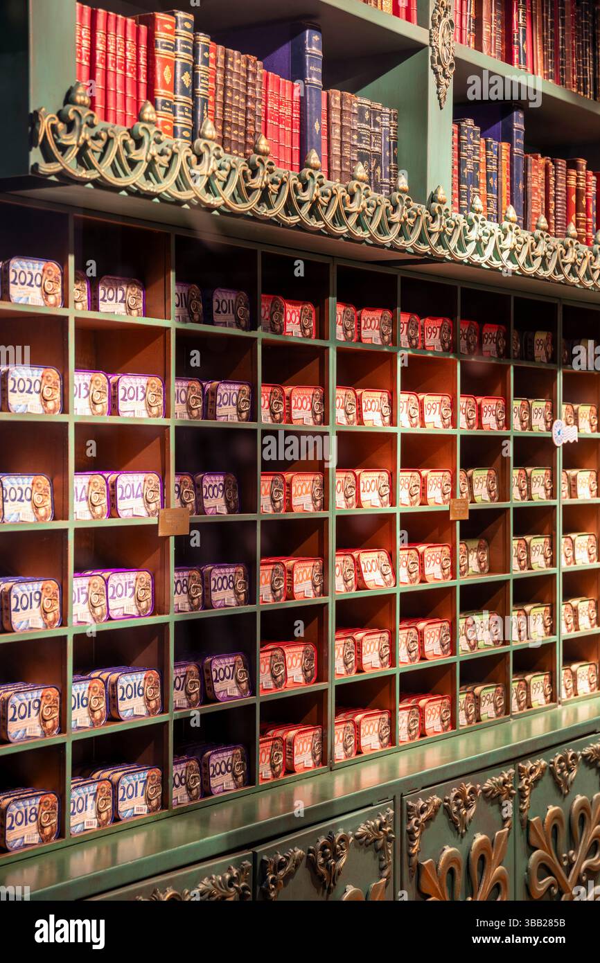 Portugal, région d'Oeste, Óbidos, l'intérieur de la conserverie Comur (magasin de souvenirs Tinned Sardine) avec boîtes étiquetées avec des années d'anniversaire des gens Banque D'Images