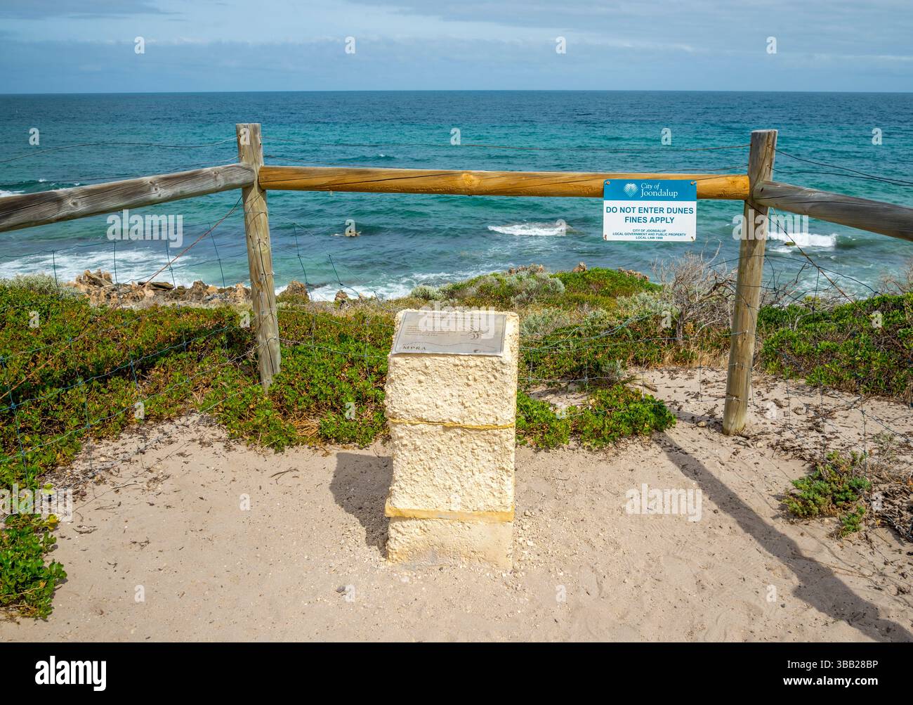 Plaque d'information Coastal View with Fence and Marmion Marine Park à Ocean Reef, Perth, Australie, 27 mars 2020 Banque D'Images
