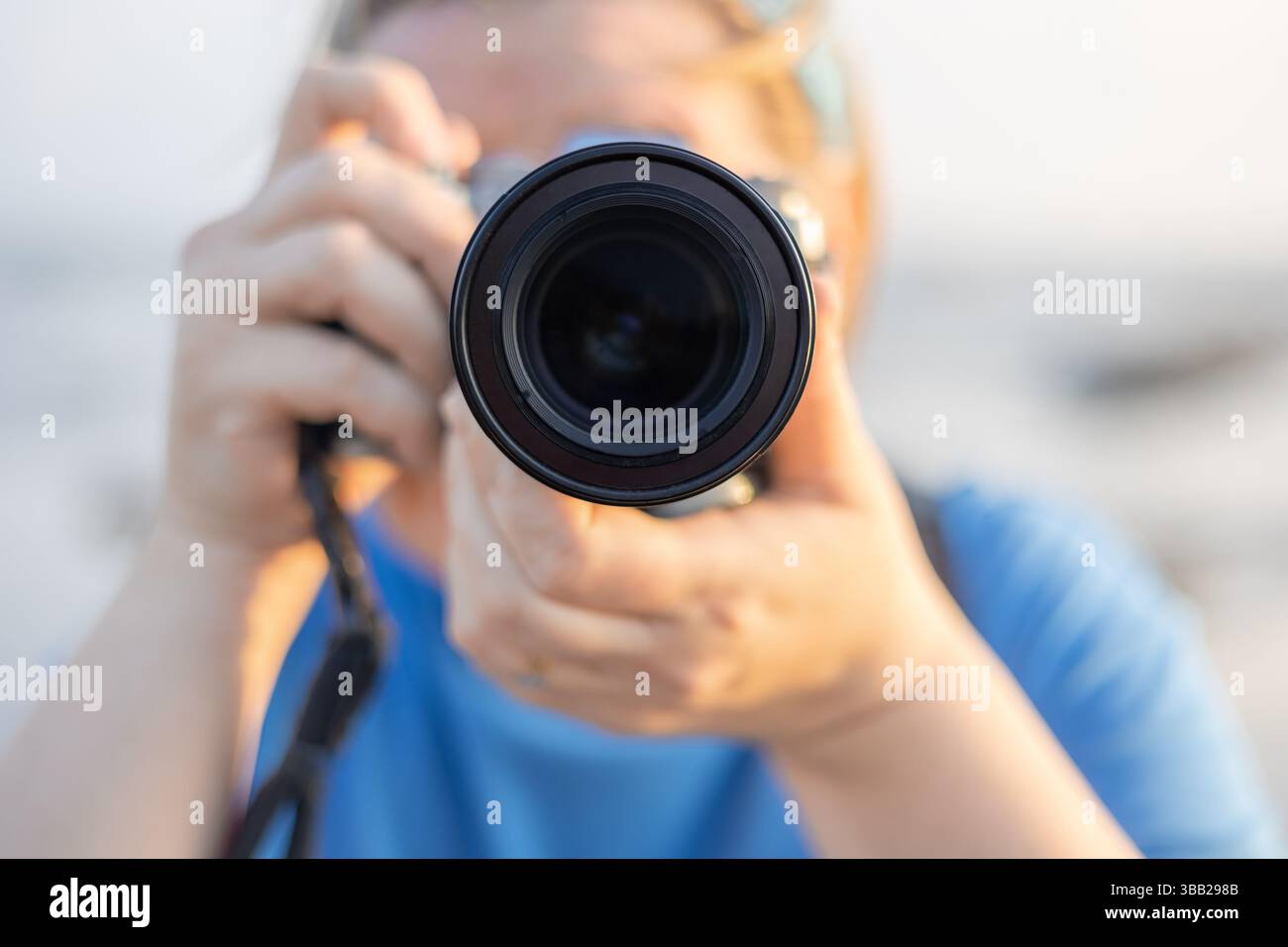 Femme prenant des photos à l'extérieur avec un appareil photo. Flou de femmes photographe tenant l'appareil photo et prenant une photo. Gros plan, mise au point sélective. flou. Tr Banque D'Images