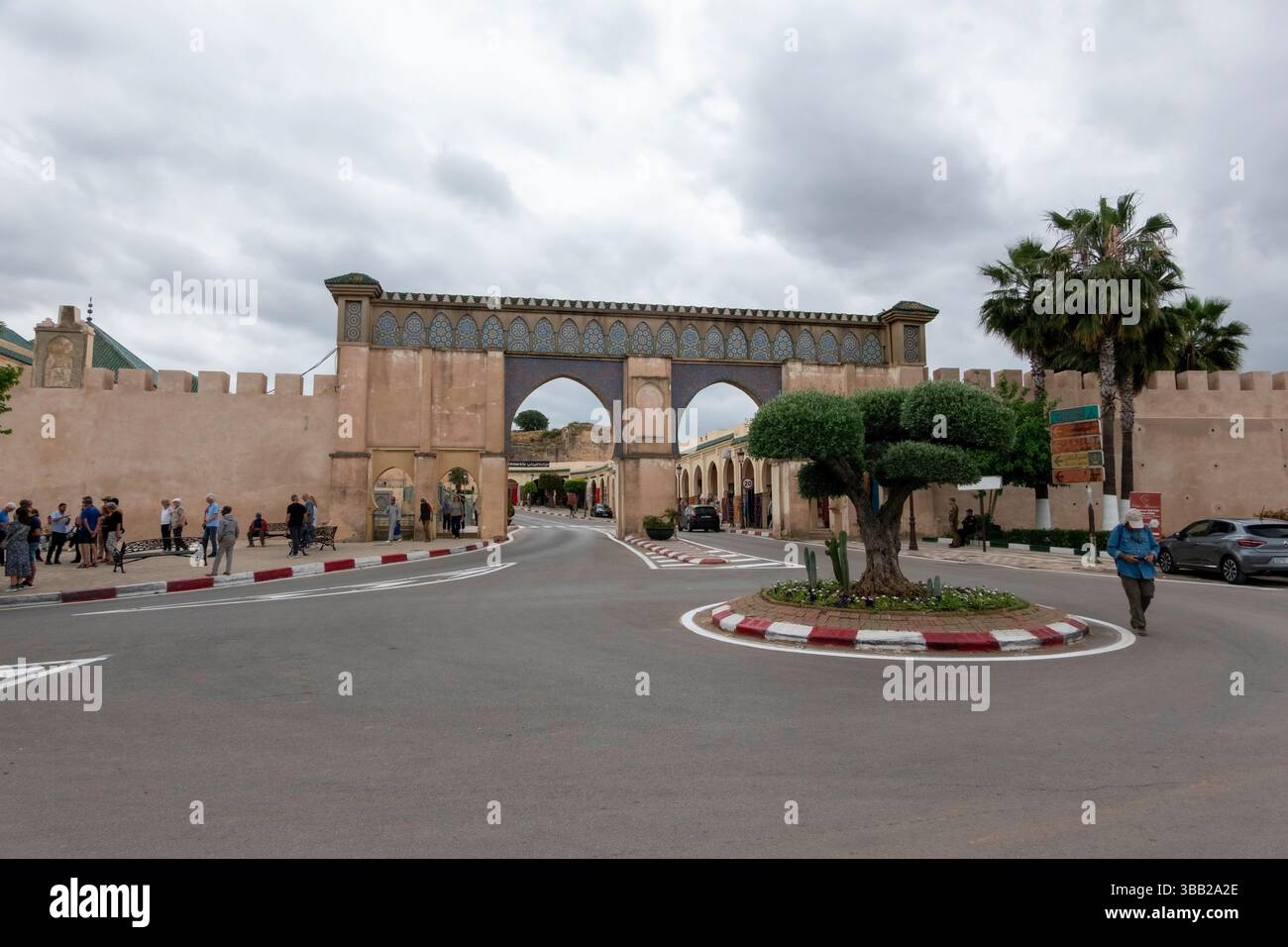 Meknès, Maroc - 3 mai 2025 : élégantes arches marocaines et portes ornées ornent la vibrante médina de Meknès, mettant en valeur l'artisanat complexe et une richesse Banque D'Images