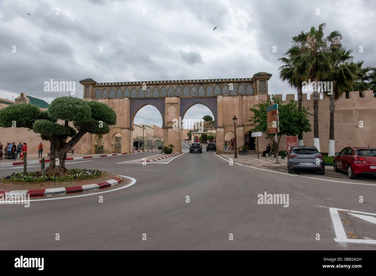 Meknès, Maroc - 3 mai 2025 : élégantes arches marocaines et portes ornées ornent la vibrante médina de Meknès, mettant en valeur l'artisanat complexe et une richesse Banque D'Images