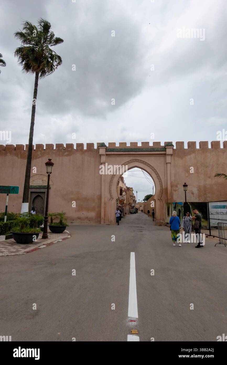 Meknès, Maroc - 3 mai 2025 : élégantes arches marocaines et portes ornées ornent la vibrante médina de Meknès, mettant en valeur l'artisanat complexe et une richesse Banque D'Images