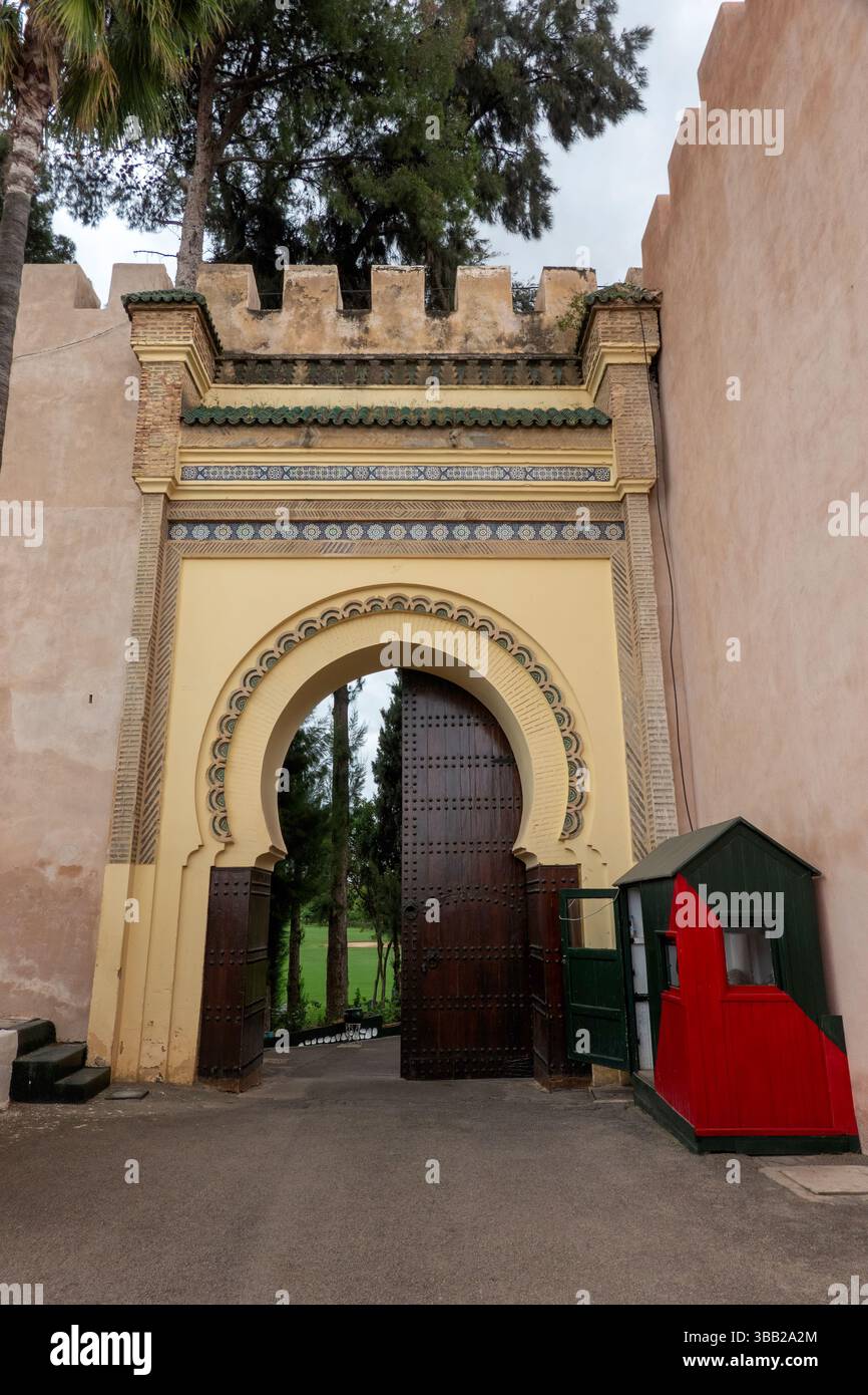 D'élégantes arches marocaines et des portes ornées ornent la vibrante médina de Meknès, mettant en valeur l'artisanat complexe et un riche patrimoine architectural. Une fois Banque D'Images