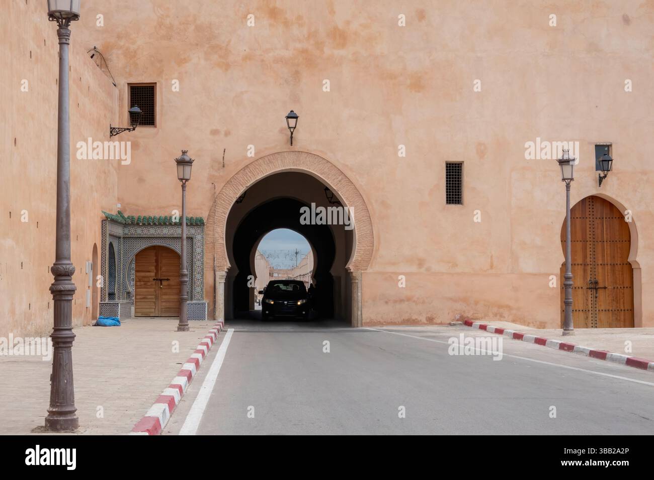 D'élégantes arches marocaines et des portes ornées ornent la vibrante médina de Meknès, mettant en valeur l'artisanat complexe et un riche patrimoine architectural. Une fois Banque D'Images