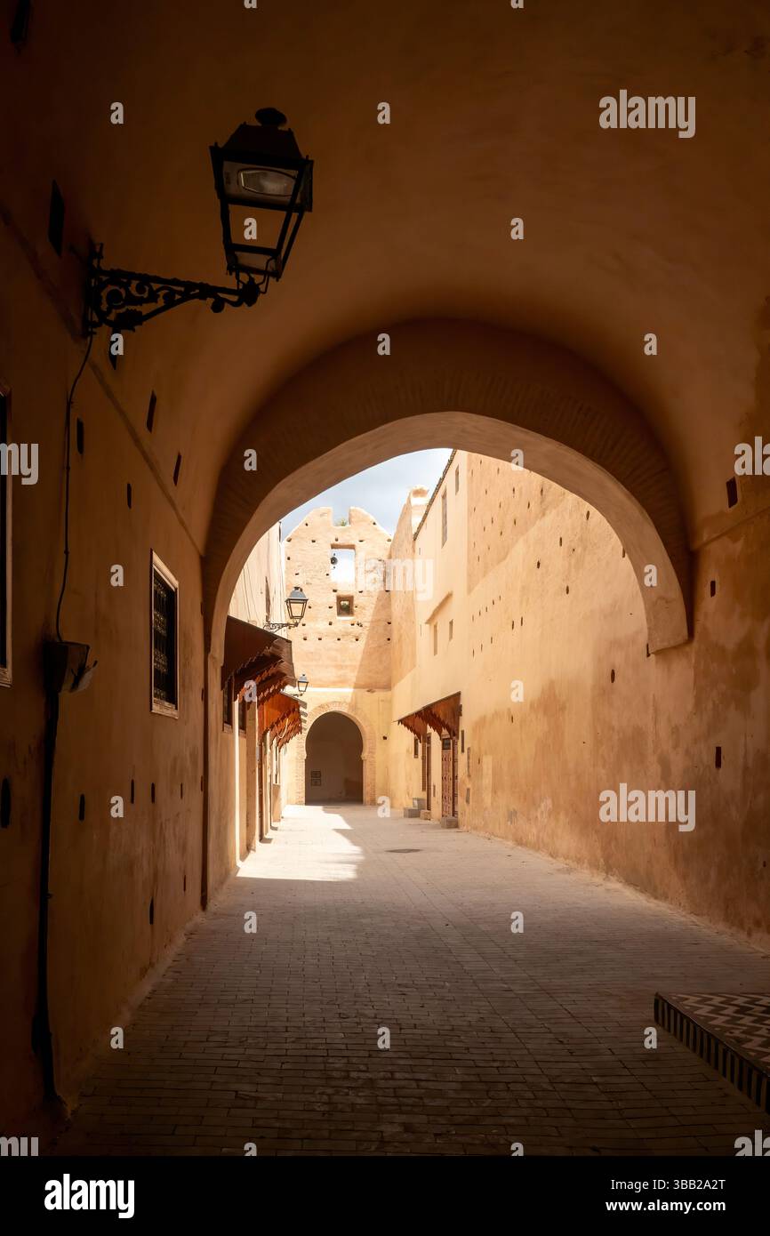 D'élégantes arches marocaines et des portes ornées ornent la vibrante médina de Meknès, mettant en valeur l'artisanat complexe et un riche patrimoine architectural. Une fois Banque D'Images