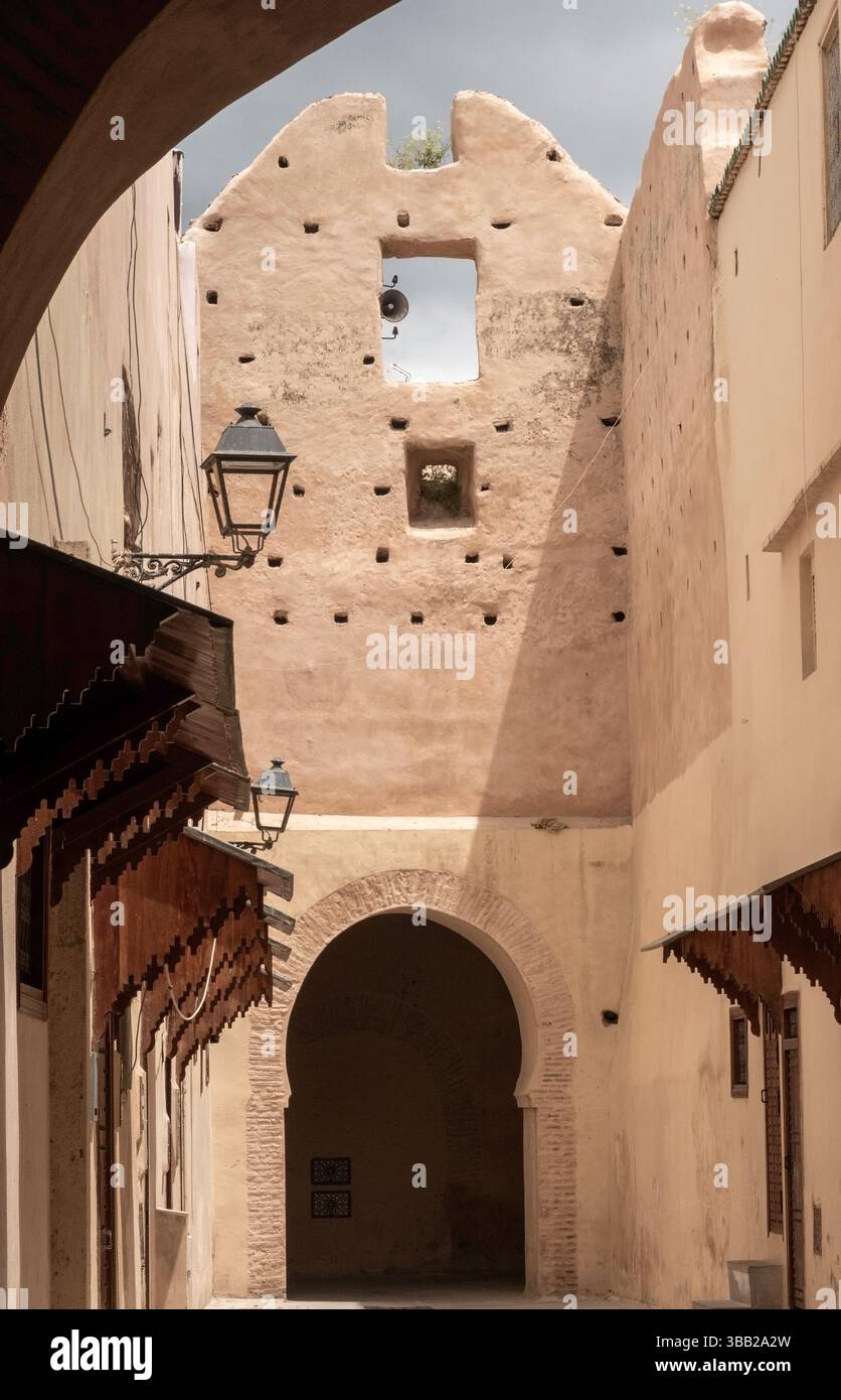 D'élégantes arches marocaines et des portes ornées ornent la vibrante médina de Meknès, mettant en valeur l'artisanat complexe et un riche patrimoine architectural. Une fois Banque D'Images