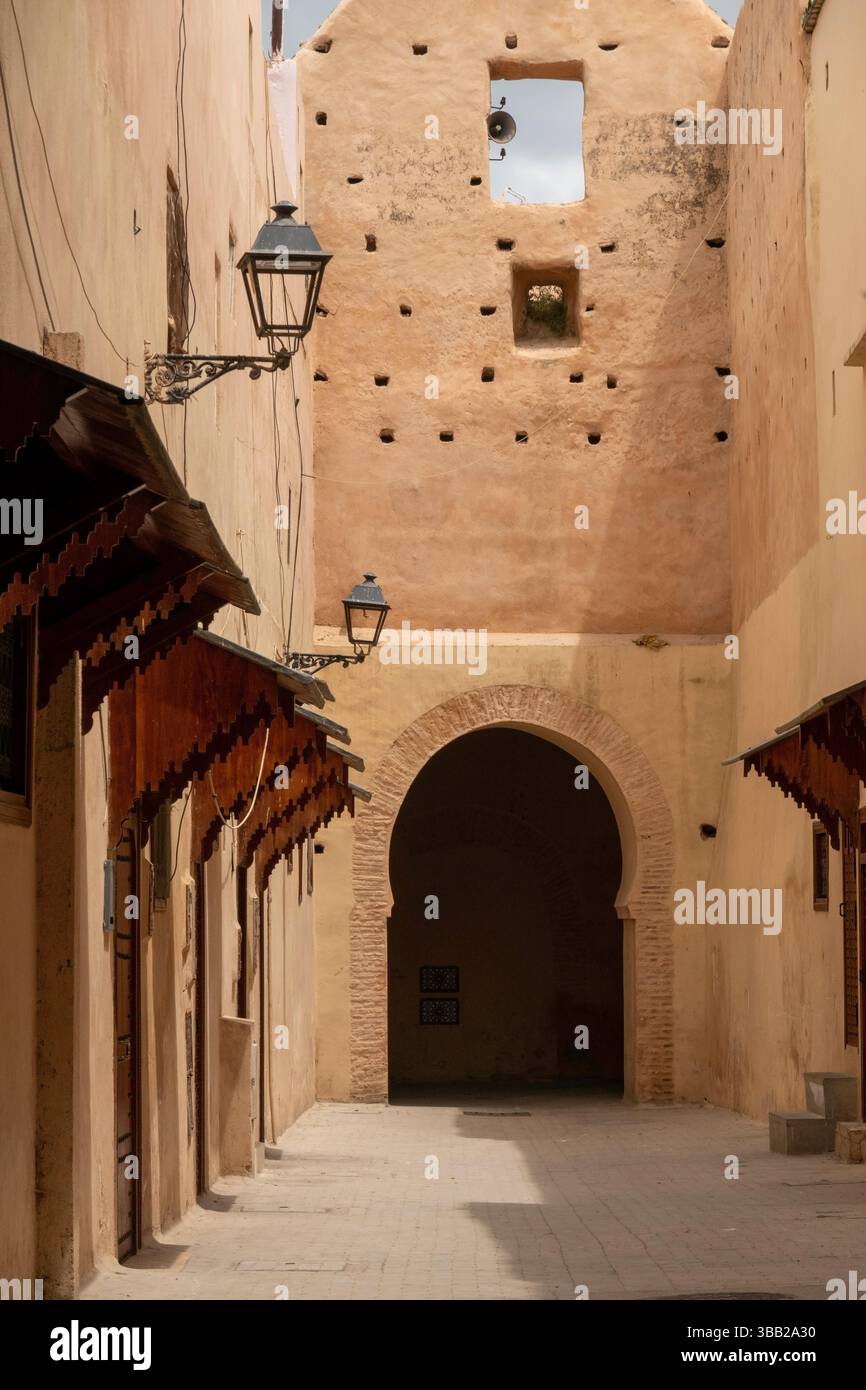 D'élégantes arches marocaines et des portes ornées ornent la vibrante médina de Meknès, mettant en valeur l'artisanat complexe et un riche patrimoine architectural. Une fois Banque D'Images