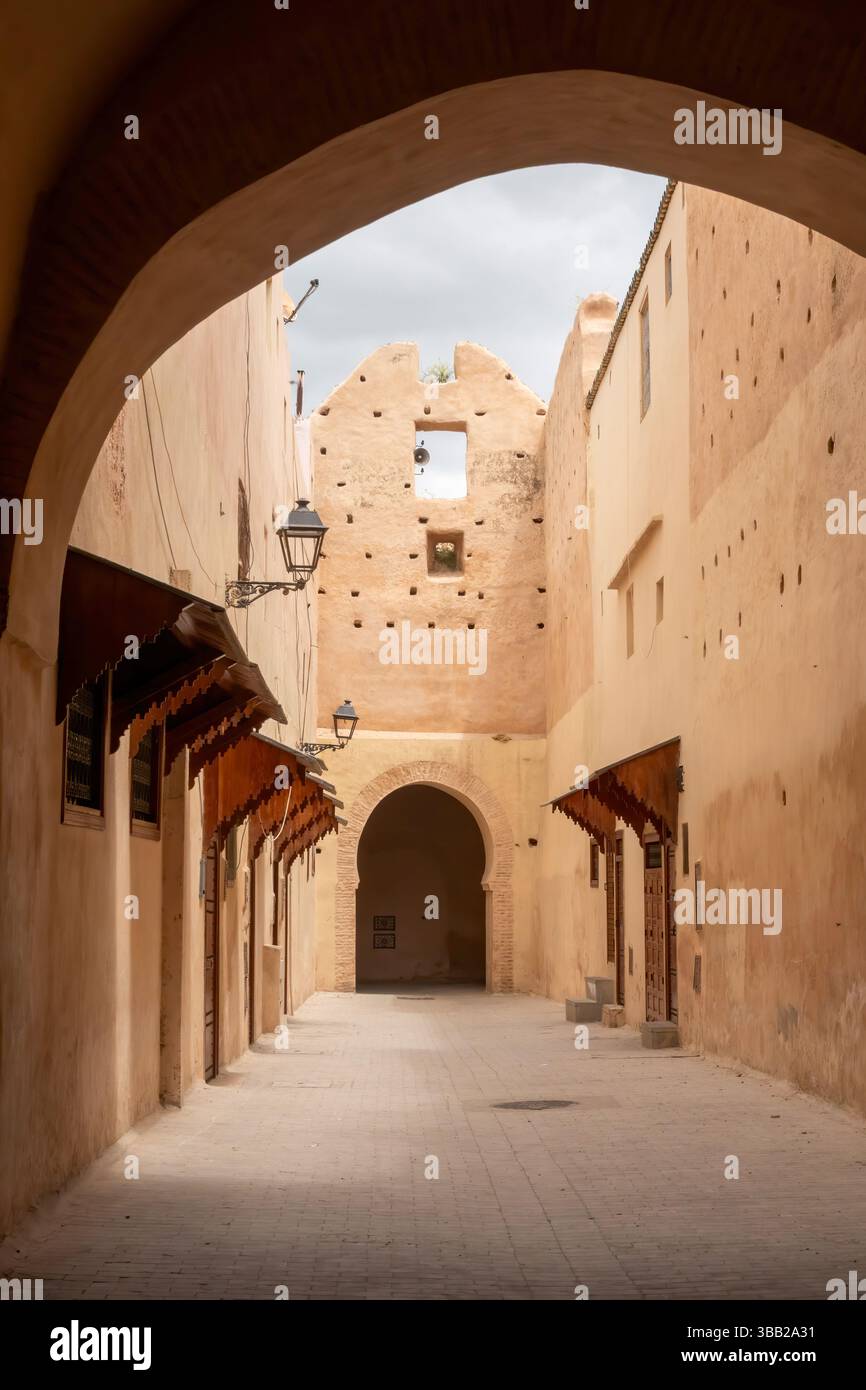 D'élégantes arches marocaines et des portes ornées ornent la vibrante médina de Meknès, mettant en valeur l'artisanat complexe et un riche patrimoine architectural. Une fois Banque D'Images