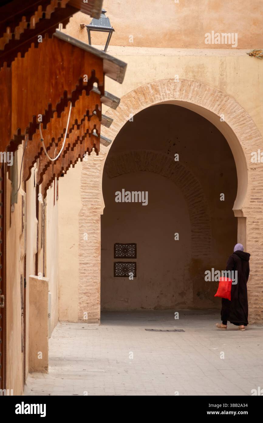 D'élégantes arches marocaines et des portes ornées ornent la vibrante médina de Meknès, mettant en valeur l'artisanat complexe et un riche patrimoine architectural. Une fois Banque D'Images