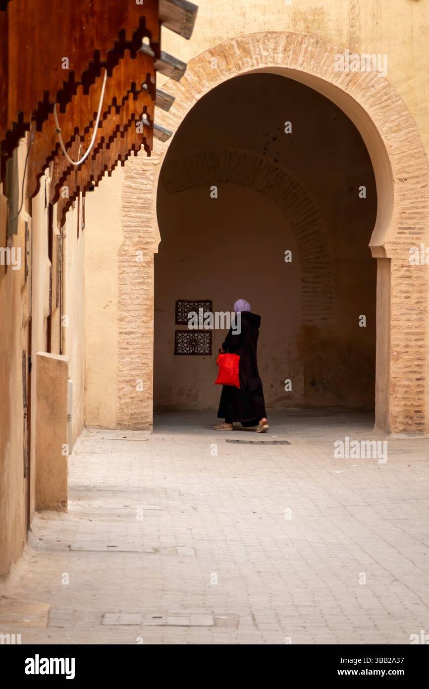 D'élégantes arches marocaines et des portes ornées ornent la vibrante médina de Meknès, mettant en valeur l'artisanat complexe et un riche patrimoine architectural. Une fois Banque D'Images