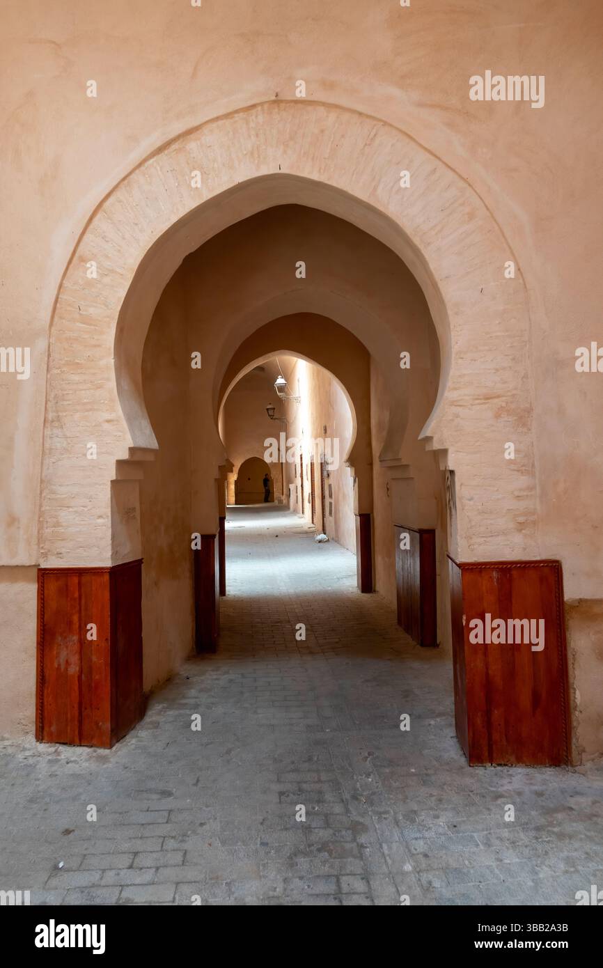 D'élégantes arches marocaines et des portes ornées ornent la vibrante médina de Meknès, mettant en valeur l'artisanat complexe et un riche patrimoine architectural. Une fois Banque D'Images