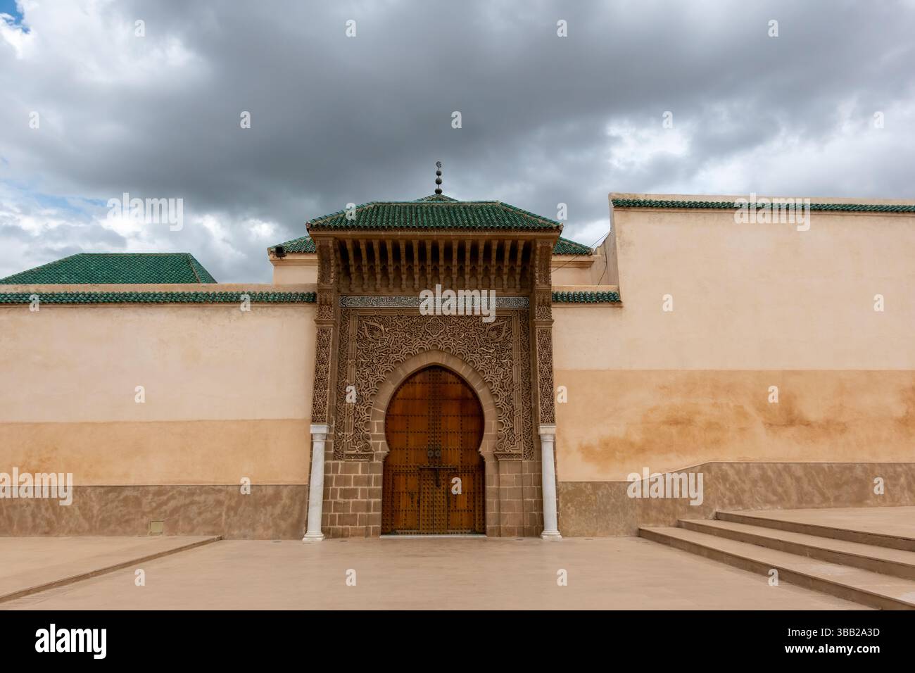 D'élégantes arches marocaines et des portes ornées ornent la vibrante médina de Meknès, mettant en valeur l'artisanat complexe et un riche patrimoine architectural. Une fois Banque D'Images