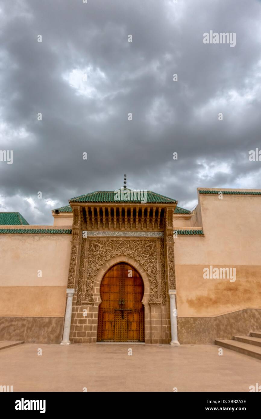 D'élégantes arches marocaines et des portes ornées ornent la vibrante médina de Meknès, mettant en valeur l'artisanat complexe et un riche patrimoine architectural. Une fois Banque D'Images