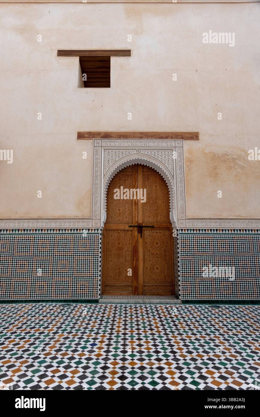 D'élégantes arches marocaines et des portes ornées ornent la vibrante médina de Meknès, mettant en valeur l'artisanat complexe et un riche patrimoine architectural. Une fois Banque D'Images