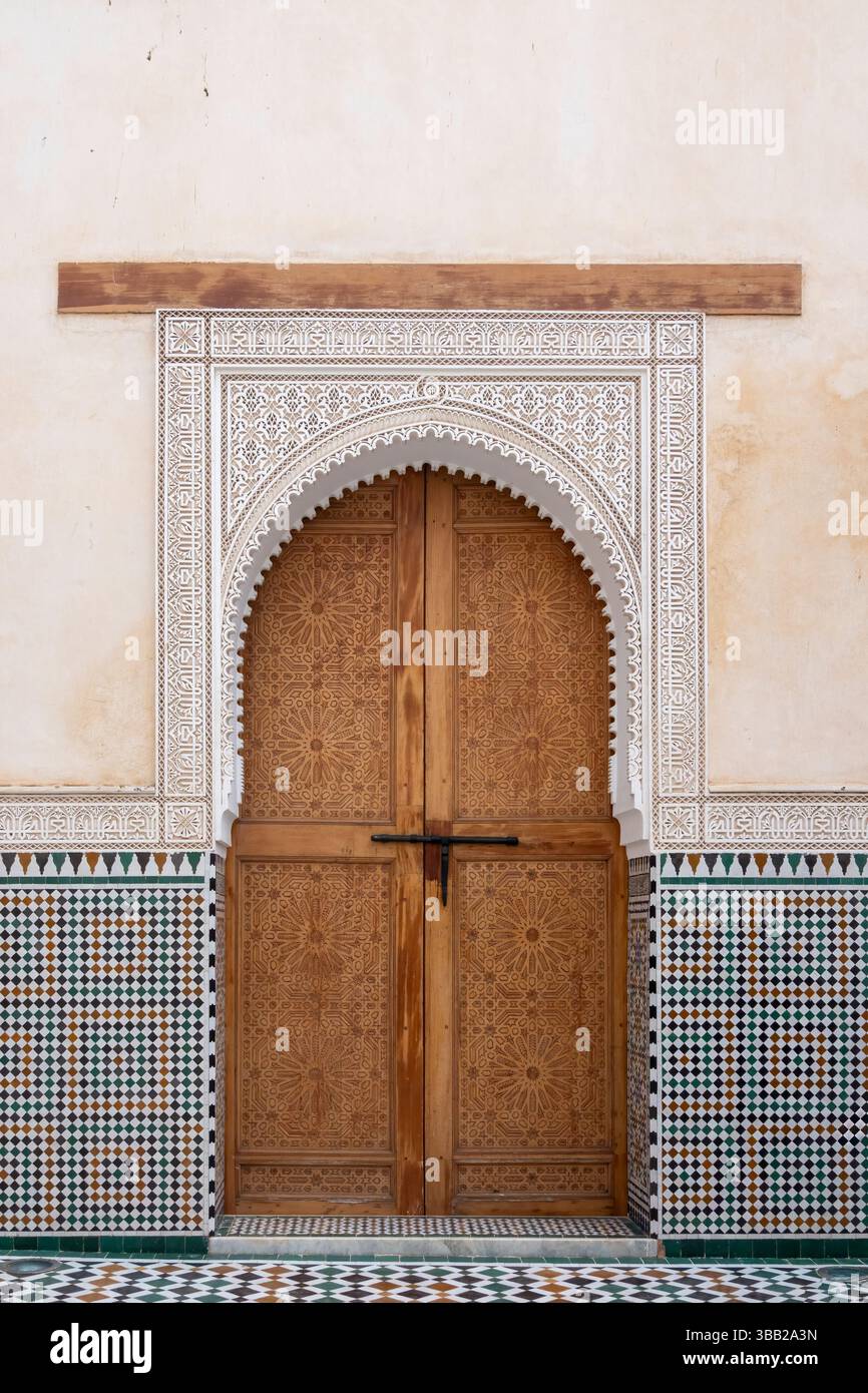 D'élégantes arches marocaines et des portes ornées ornent la vibrante médina de Meknès, mettant en valeur l'artisanat complexe et un riche patrimoine architectural. Une fois Banque D'Images