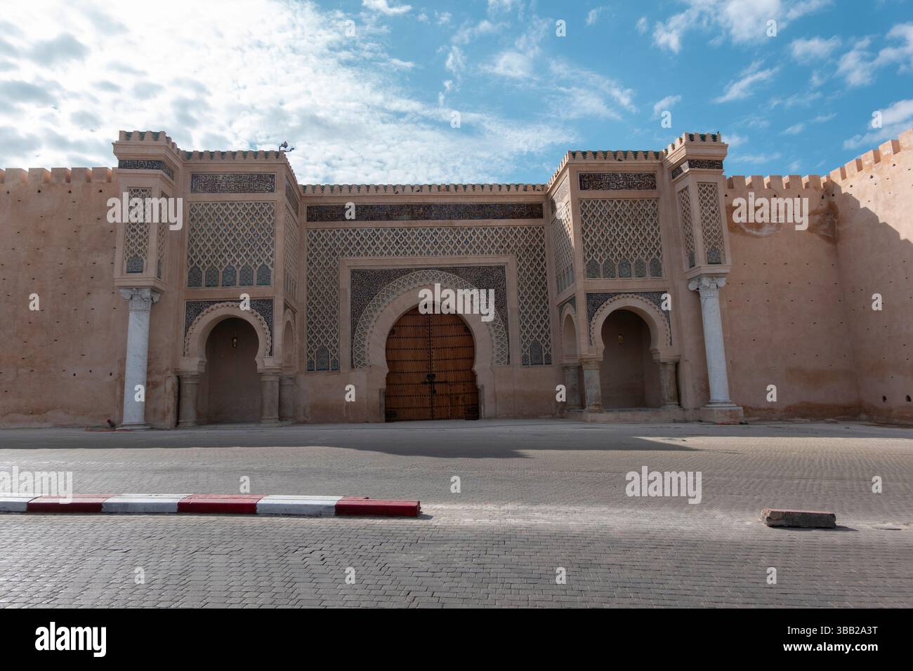 D'élégantes arches marocaines et des portes ornées ornent la vibrante médina de Meknès, mettant en valeur l'artisanat complexe et un riche patrimoine architectural. Une fois Banque D'Images