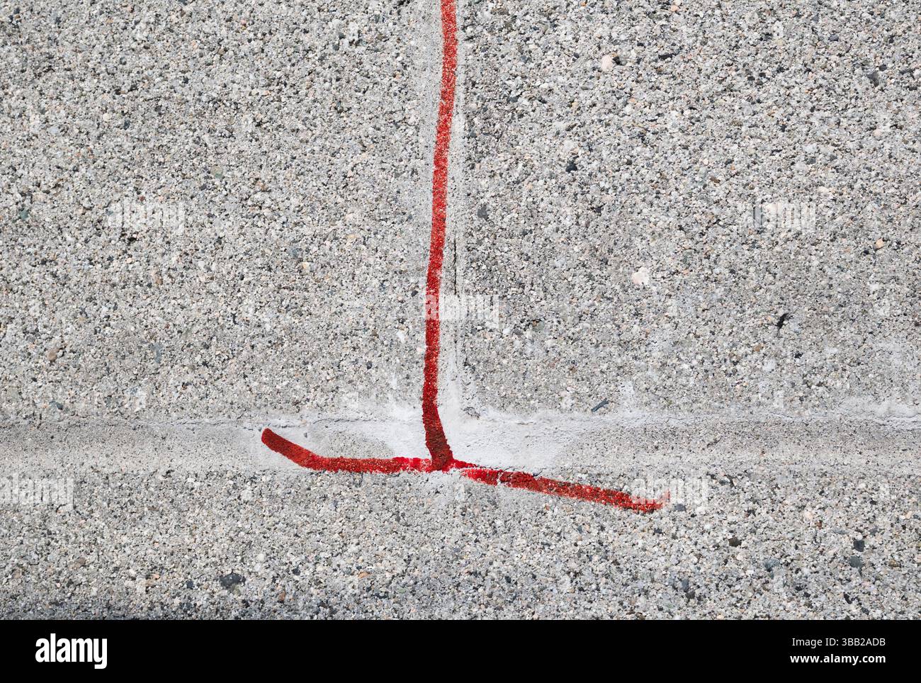 Marquage du joint de mortier fissuré. Préparation pour le repointage des joints de mortier ou le rescellage des espaces sur le mur de briques. Vieux mortier visiblement détérioré, indiquant Banque D'Images