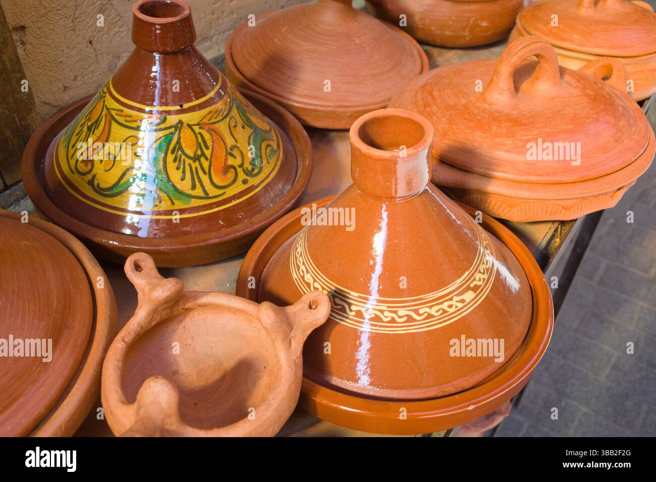 Maroc, Fès, Médina, souk, boutique, shopping, bols tajine Banque D'Images