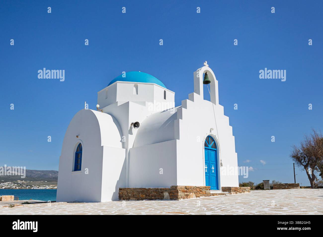 Chapelle grecque traditionnelle blanche et bleue ou église sur l'île d'Antiparos en Grèce sous un ciel bleu clair par une journée ensoleillée. Banque D'Images