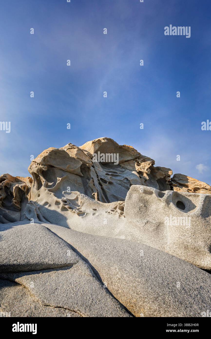 Des formations rocheuses bizarres et uniques et des formes à la plage de Kolymbithres sur l'île de Paros en Grèce par une journée ensoleillée. Banque D'Images