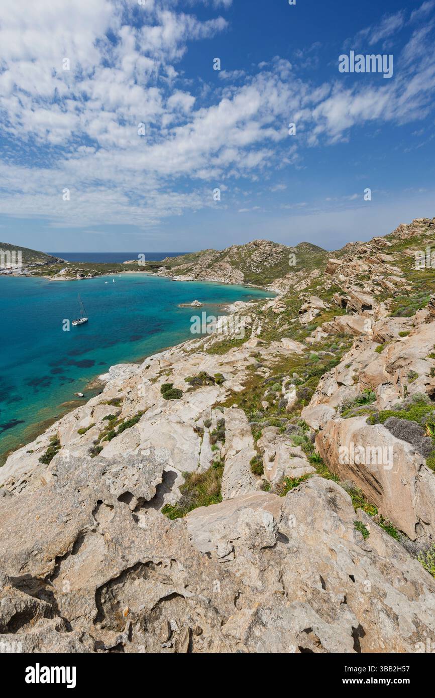 Paysage rocheux, luxuriant et vallonné et la mer Égée au parc de Paros sur l'île de Paros en Grèce vu d'en haut par une journée ensoleillée. Banque D'Images