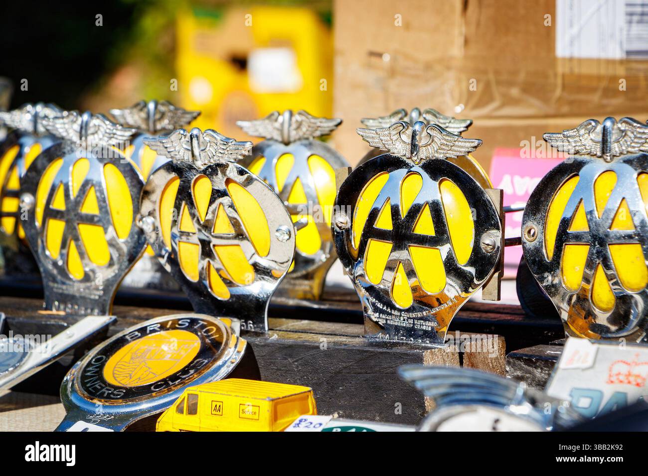 Gros plan des badges AA chromés d'époque mettant en évidence l'histoire automobile de l'organisation automobile de l'assistance en cas de panne Banque D'Images