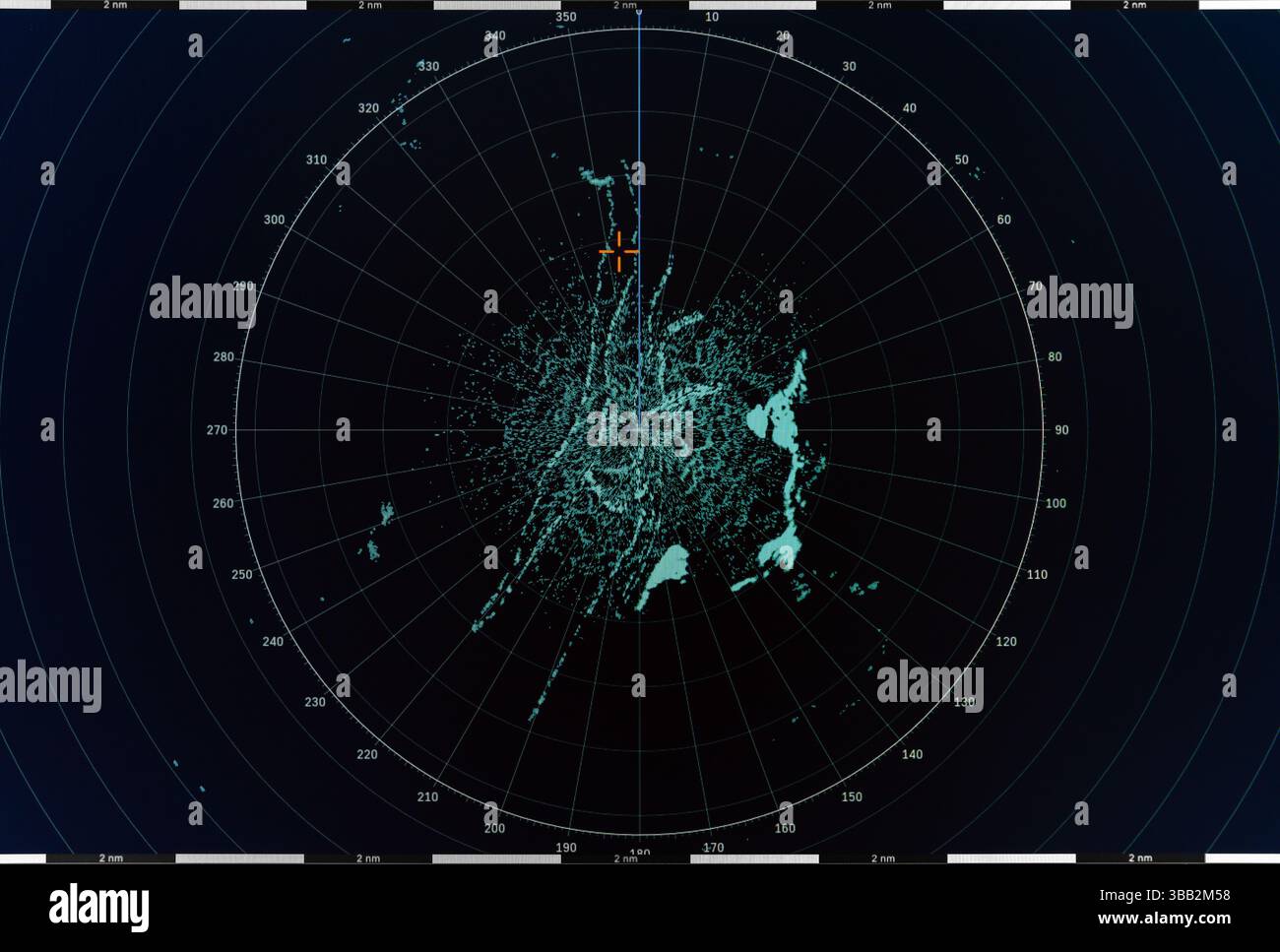 Affichage radar avec quadrillage circulaire et visuels détaillés de données de suivi, offrant une vue d'ensemble haute résolution pour la navigation et le suivi Banque D'Images