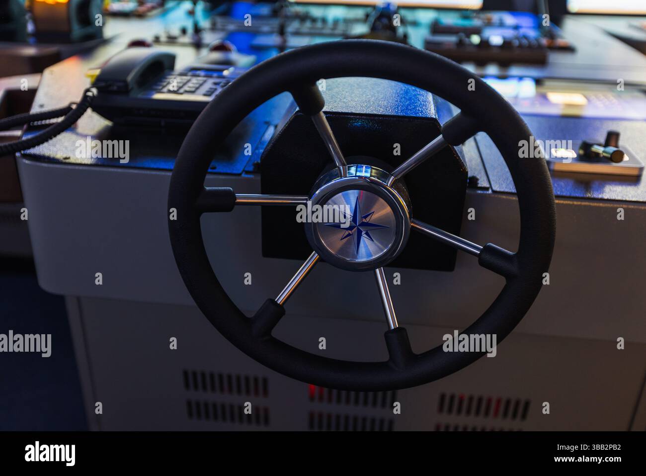 Simulateur de navigation maritime. Une vue détaillée de la barre du navire, mettant en valeur le volant et les dispositifs de contrôle dans un pont de navires moderne, souligne Banque D'Images