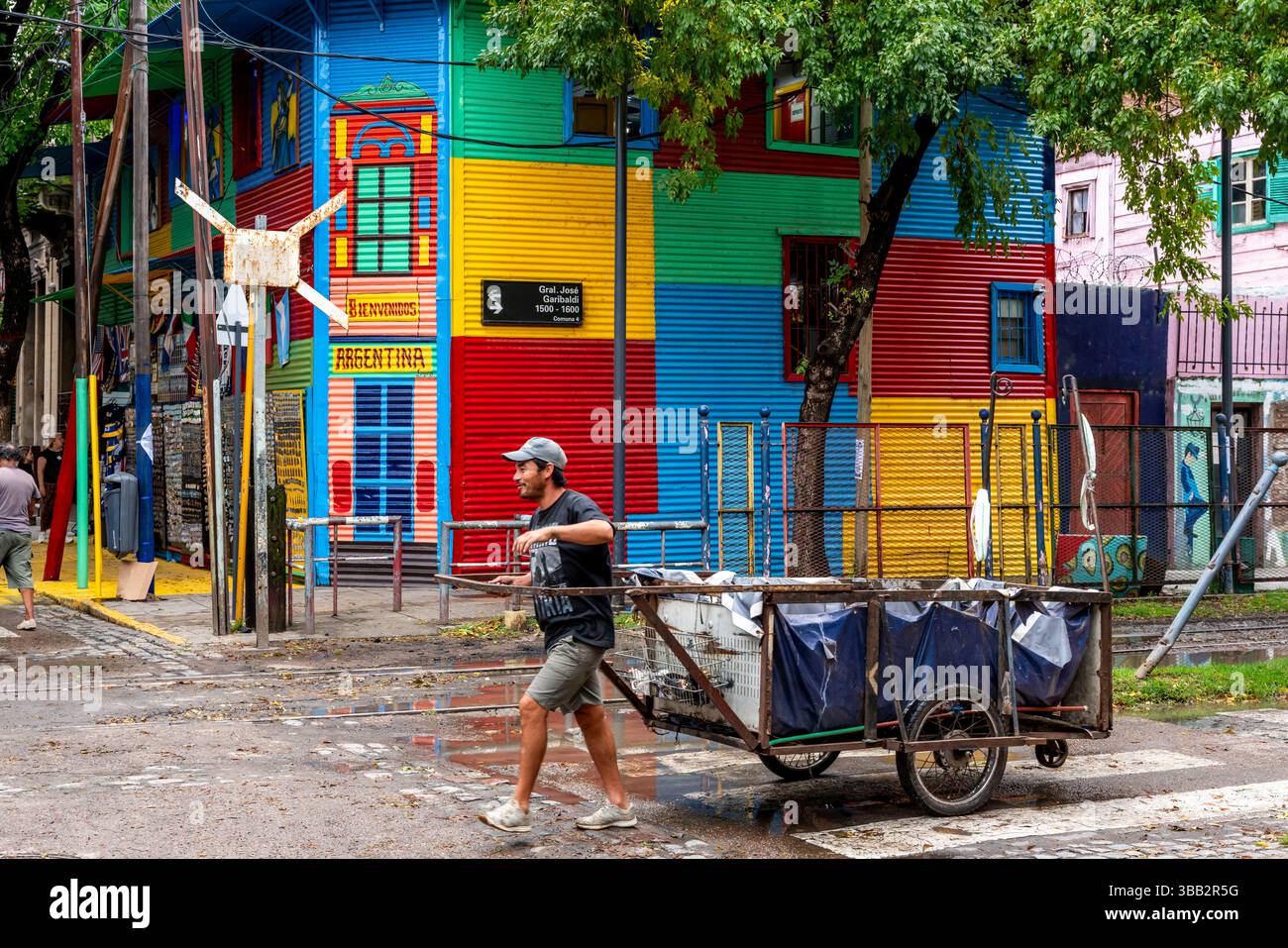 Un ouvrier transporte des matériaux de construction dans le quartier coloré de la Boca à Buenos Aires, en Argentine. Banque D'Images