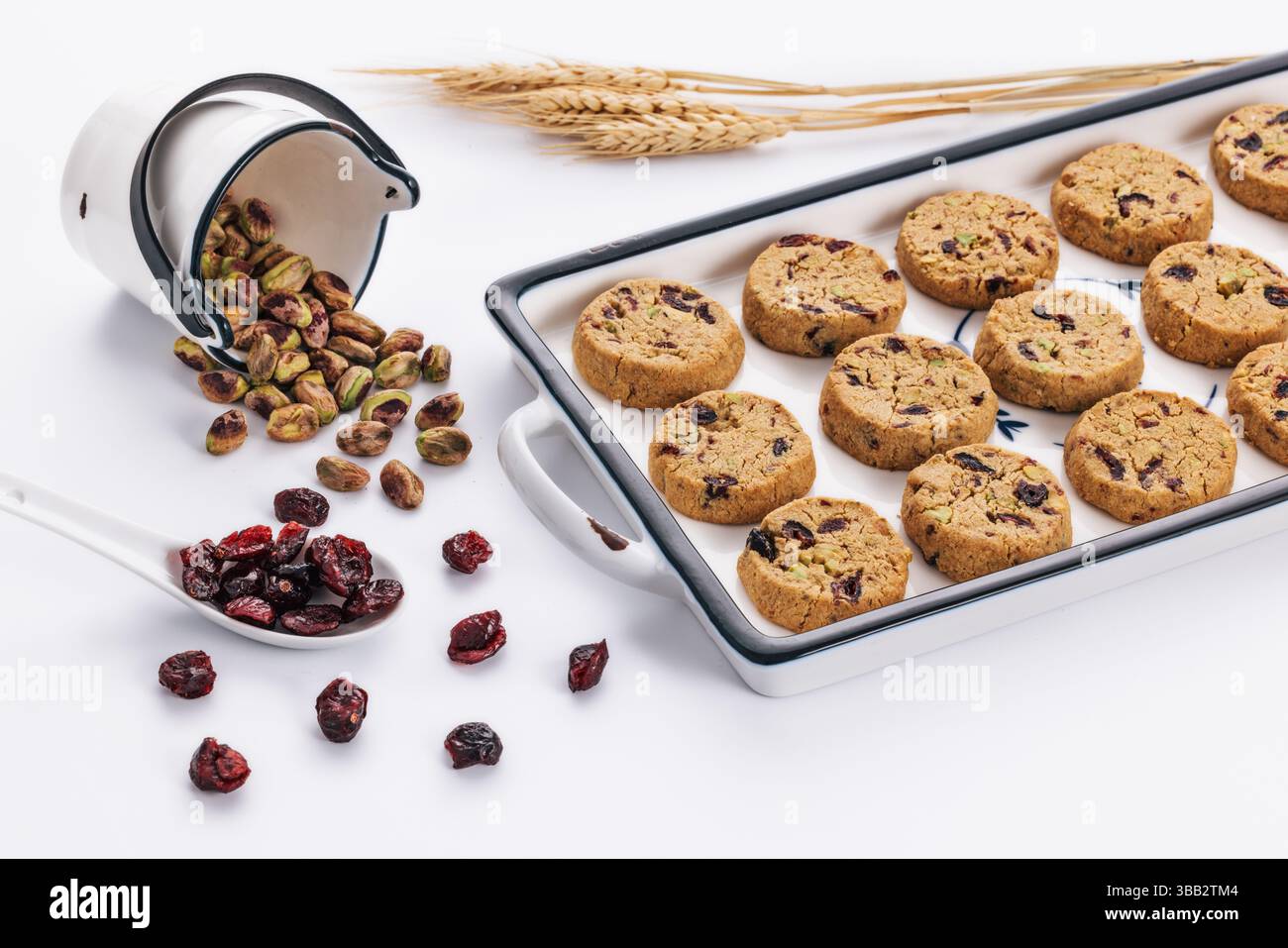 Savoureux biscuit sain rond fait maison à base d'avoine, de beurre, de noix et de fruits secs Banque D'Images