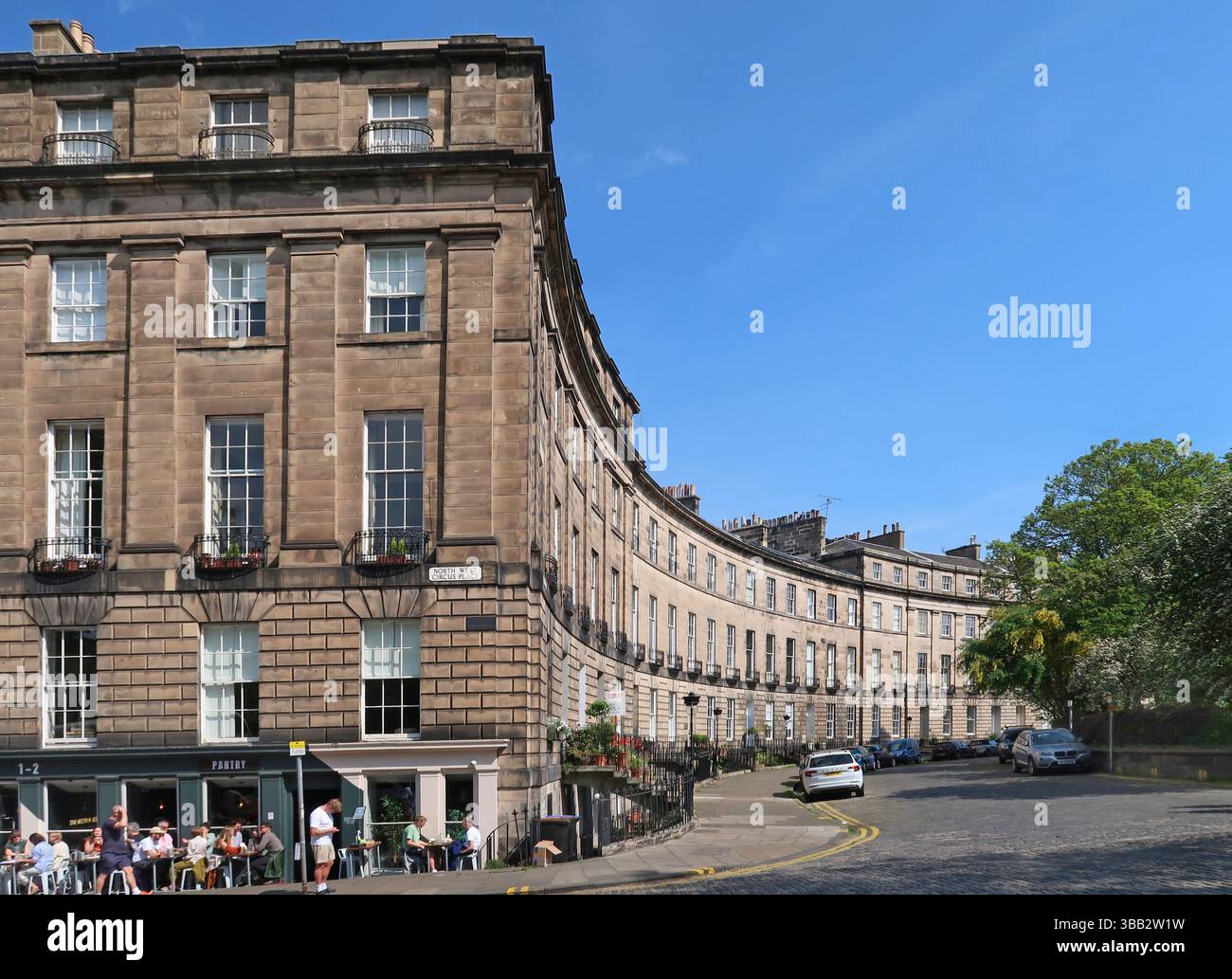 Élégantes maisons géorgiennes dans le quartier de Stockbridge à Édimbourg, en Écosse. Angle de Royal Circus (à droite) et North West Circus place (à gauche). Banque D'Images