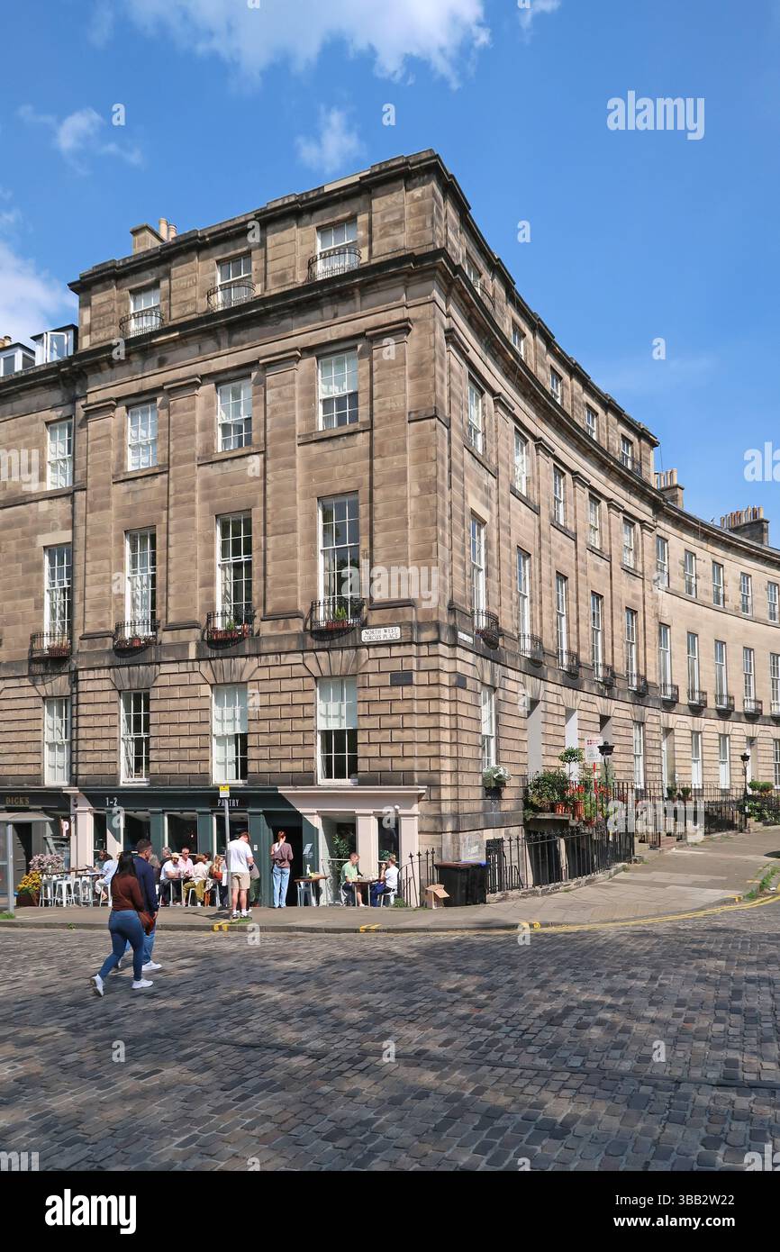 Élégantes maisons géorgiennes dans le quartier de Stockbridge à Édimbourg, en Écosse. Angle de Royal Circus (à droite) et North West Circus place (à gauche). Banque D'Images