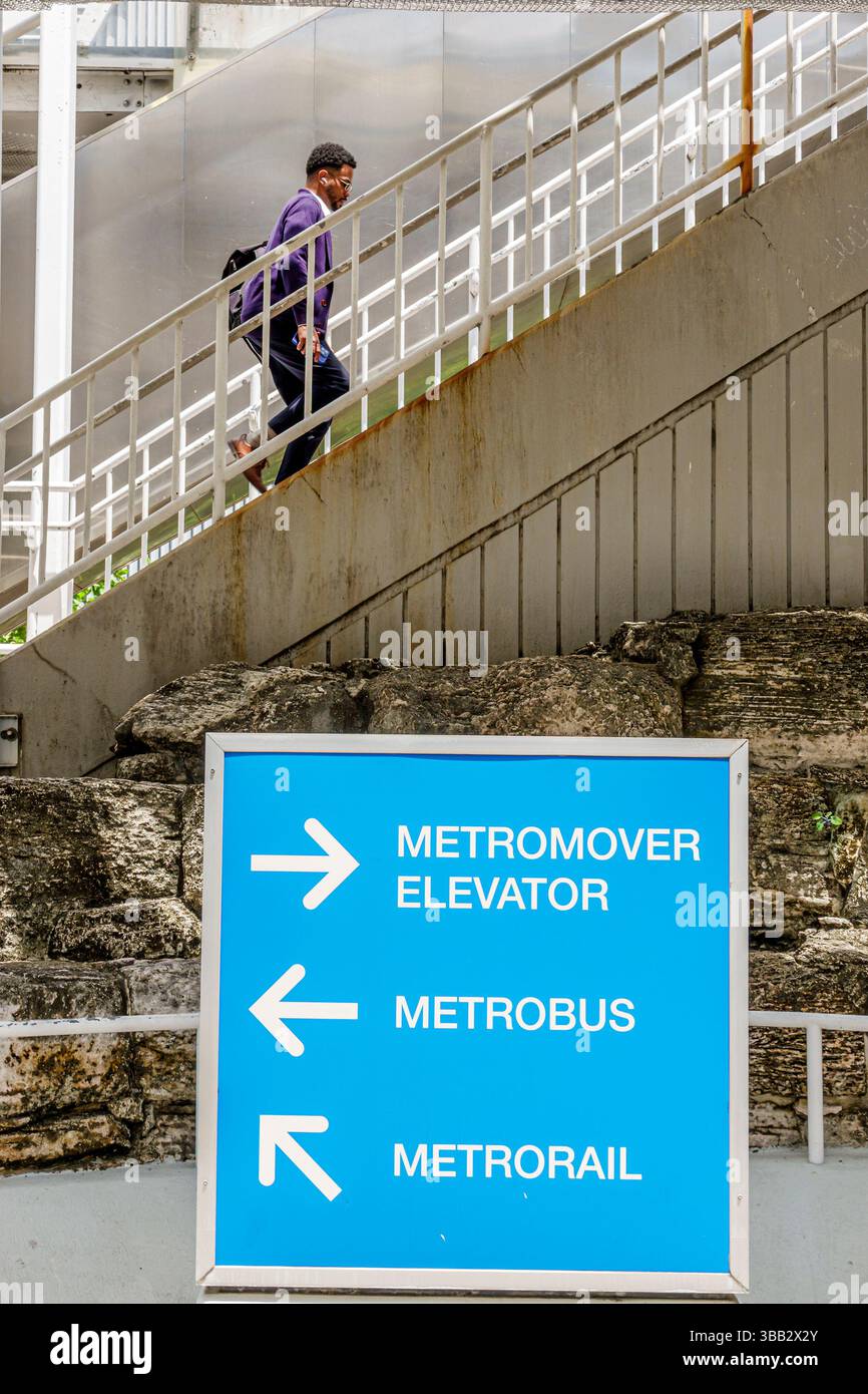 Miami Florida, Brickell Financial District, SW 1st Avenue, Metromover Brickell Station signe, signalisation de direction de transport, accès à l'ascenseur Metromover, M. Banque D'Images