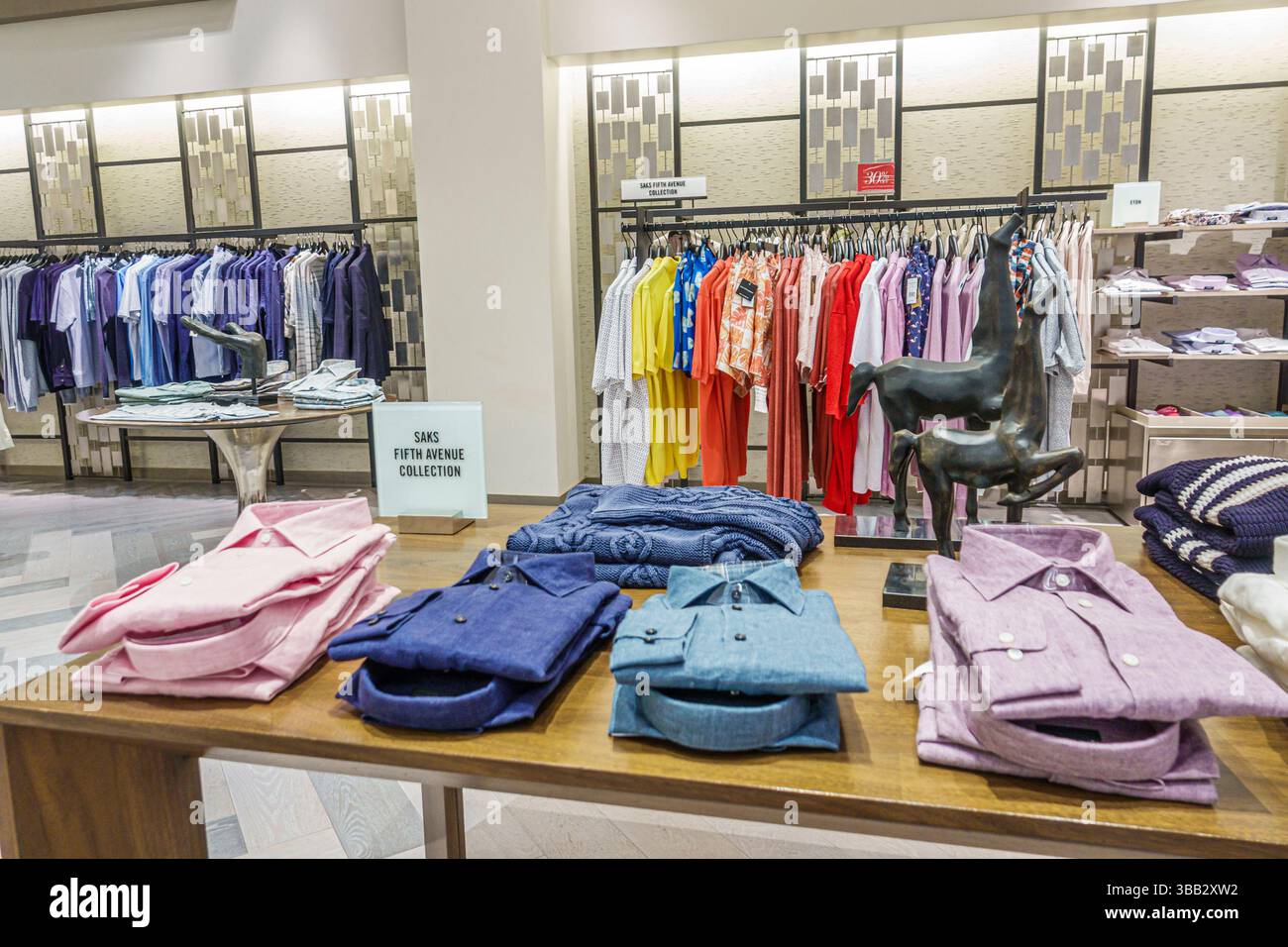 Miami Floride, quartier financier de Brickell, centre-ville de Brickell, Saks Fifth Avenue, département des vêtements pour hommes, signe de COLLECTION DE SAKS FIFTH AVENUE, nea Banque D'Images